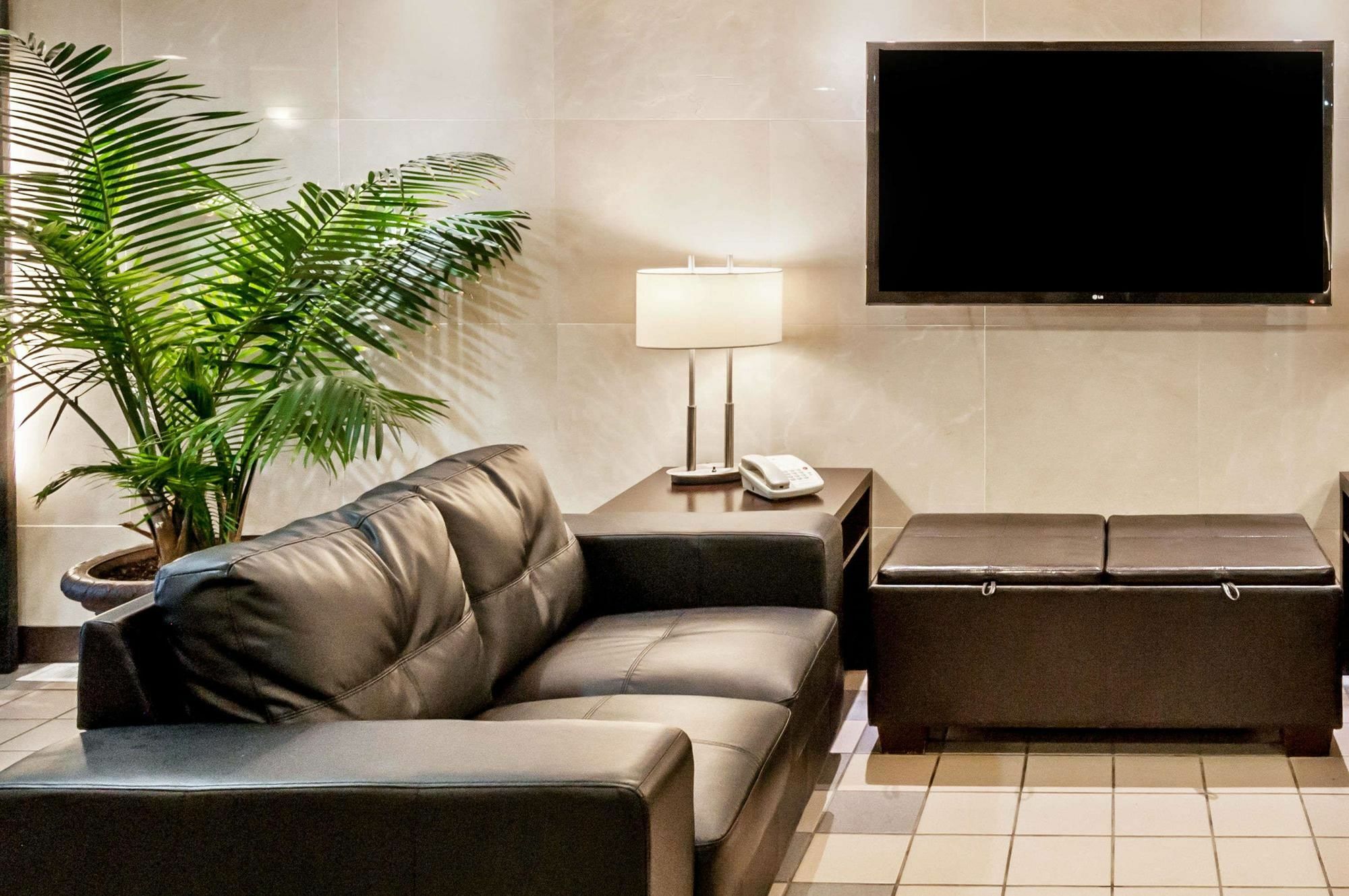 Homestay Express Airdrie Ngoại thất bức ảnh